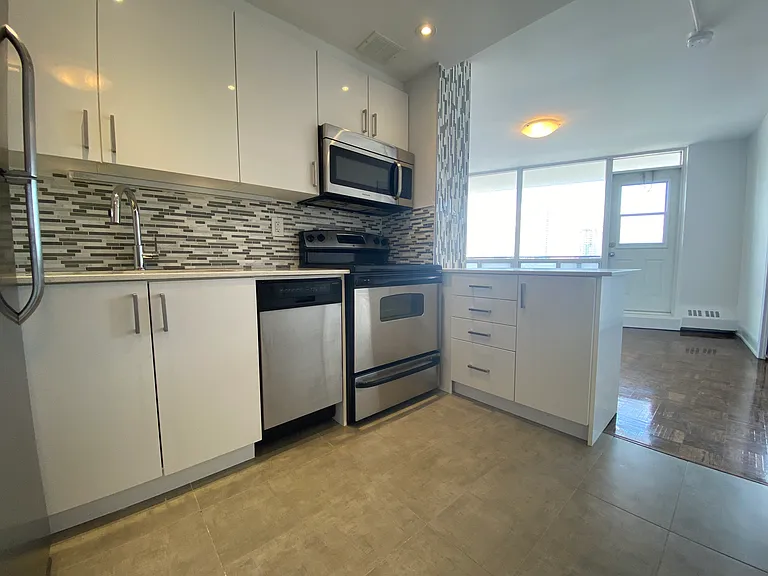50 Alexander St — Photo 8