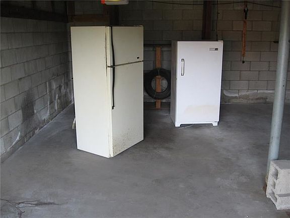 4th image of 643 N Geary St