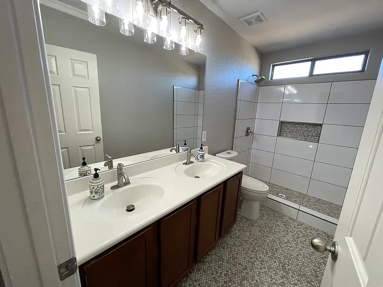 Upstairs Full Bathroom