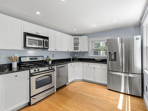 3rd image of 188 Gladstone St APT 1