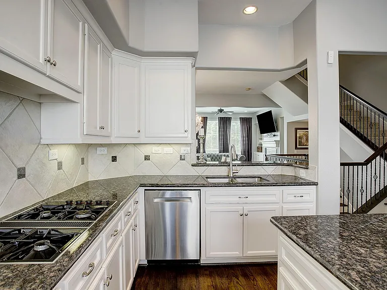 618 Asbury St — Photo 17
