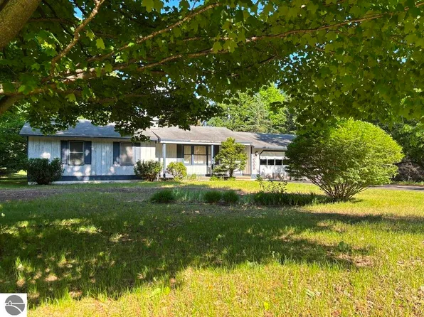 10009 E Lakeview Hills Rd, Traverse City, MI 49684
