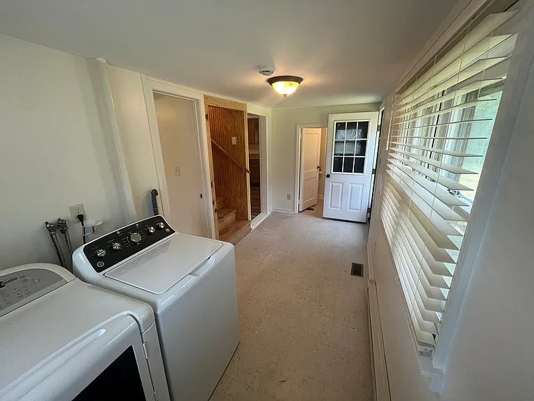328 Tyrone St — Photo 23