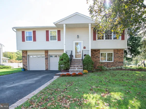 92 Martha Dr, Fallsington, PA 19054