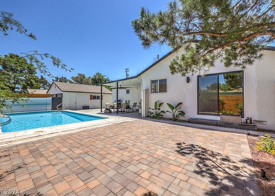 1st image of 1255 Douglas Dr