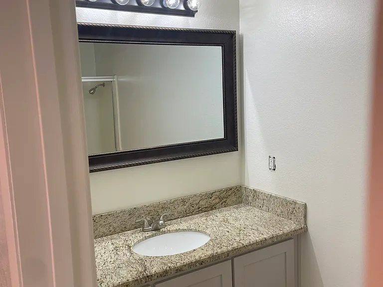 208 N Crenshaw St — Photo 16