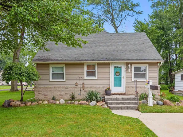 724 Columbia St, Algonac, MI 48001