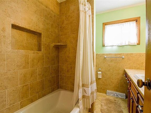 4th image of 642 N Norman Ave