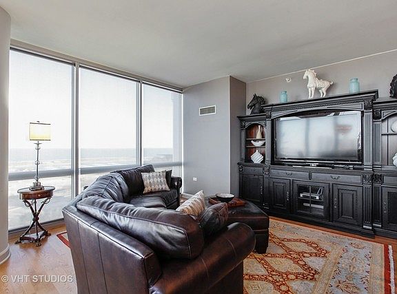 3rd image of 1629 S Prairie Ave Unit 1901