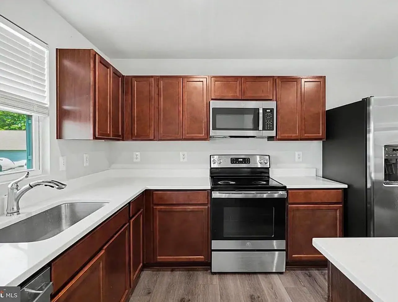 3 bed, 2.5 bath, 1572 sqft, $2,500 — Photo 2
