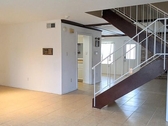 4th image of 2808 Camelot Ln