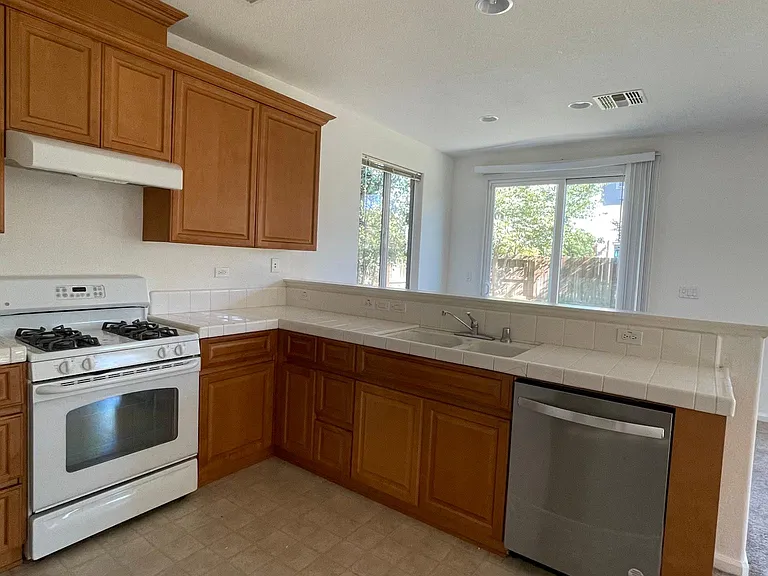 506 Barclay Way — Photo 4