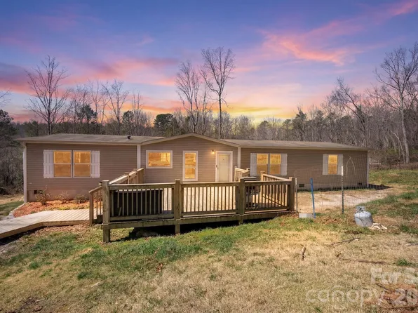 1064 Deer Chase Cir, Cedar Mountain, NC 28718