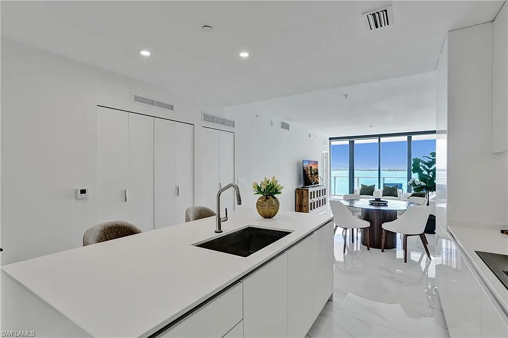 3 bed, 3.0 bath, 1783 sqft, $10,000 — Photo 3