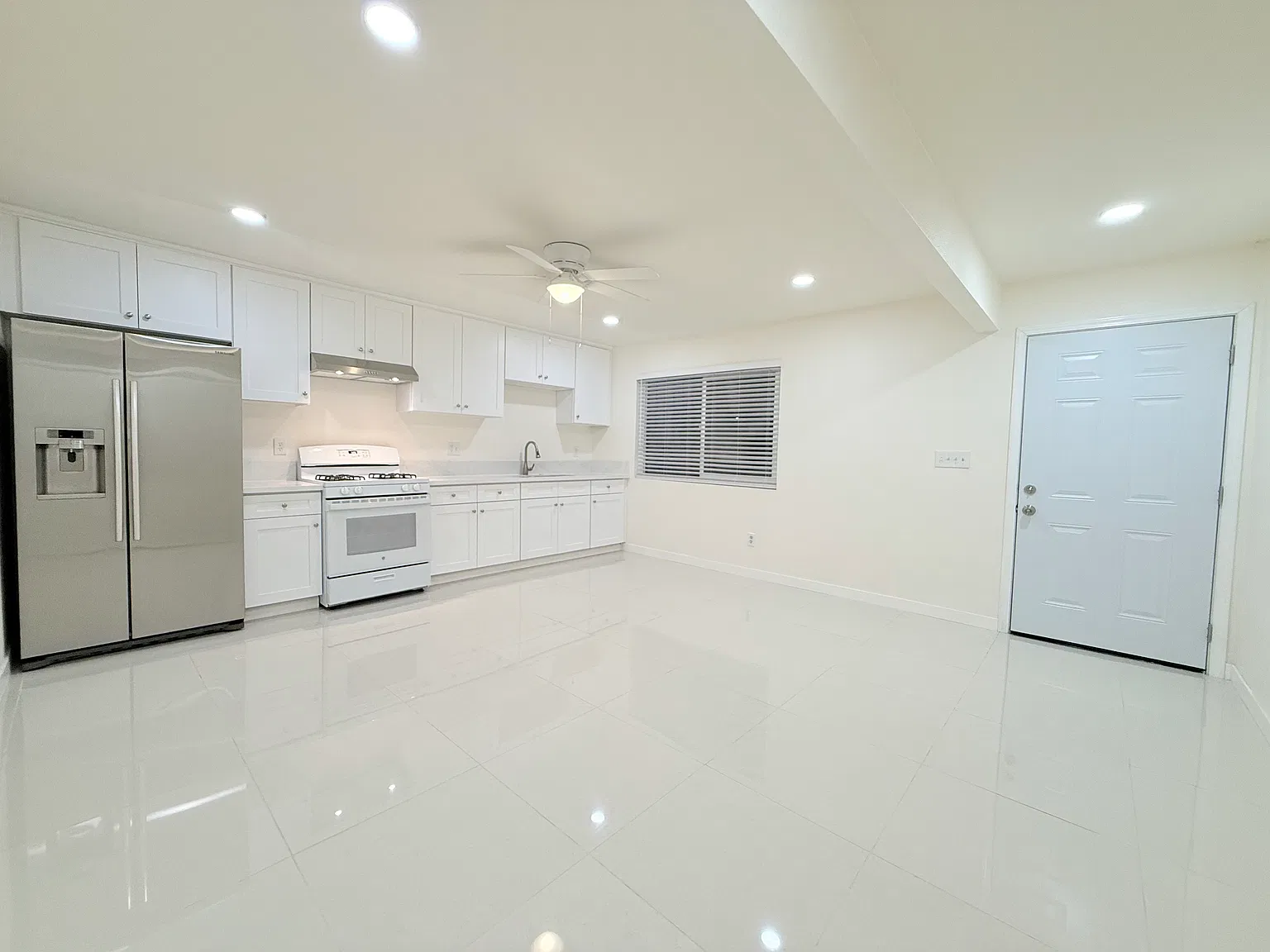 3 bed, 900 sqft, $2,950 — Photo 3