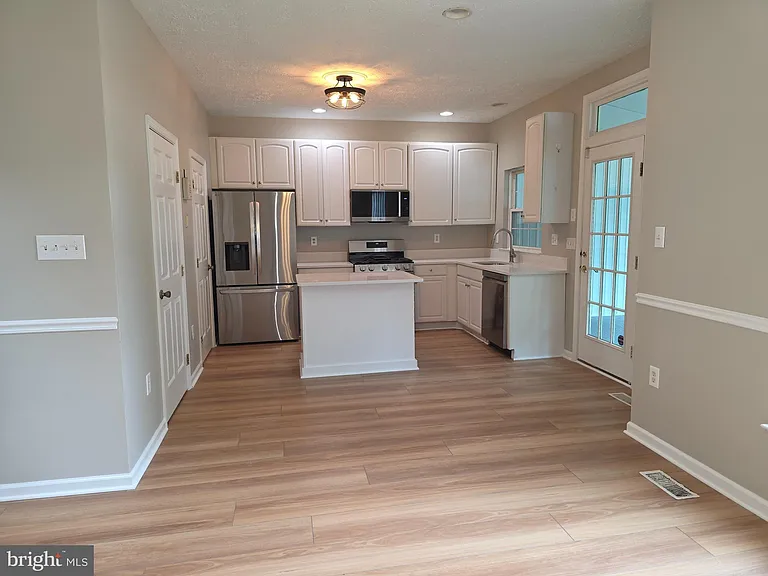 218 Eisenhower Ct — Photo 5