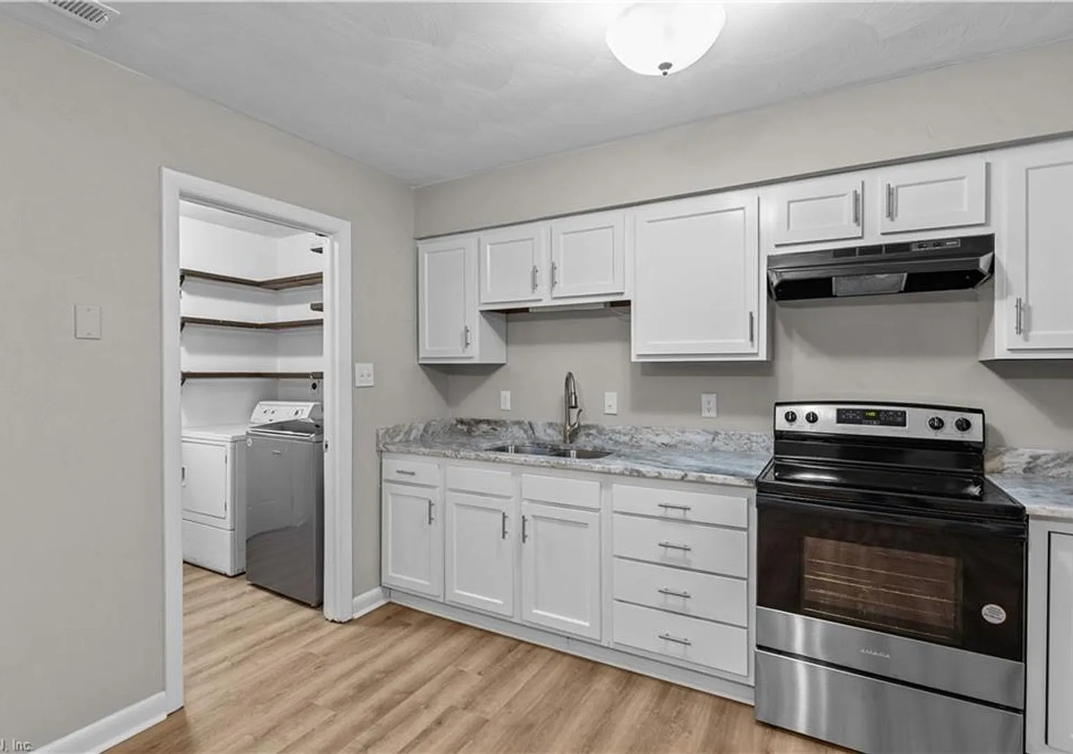 Updated Townhome in Virginia Beach — Photo 4