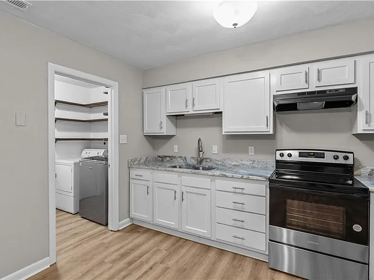 811 S Grosvenor Ct — Photo 4