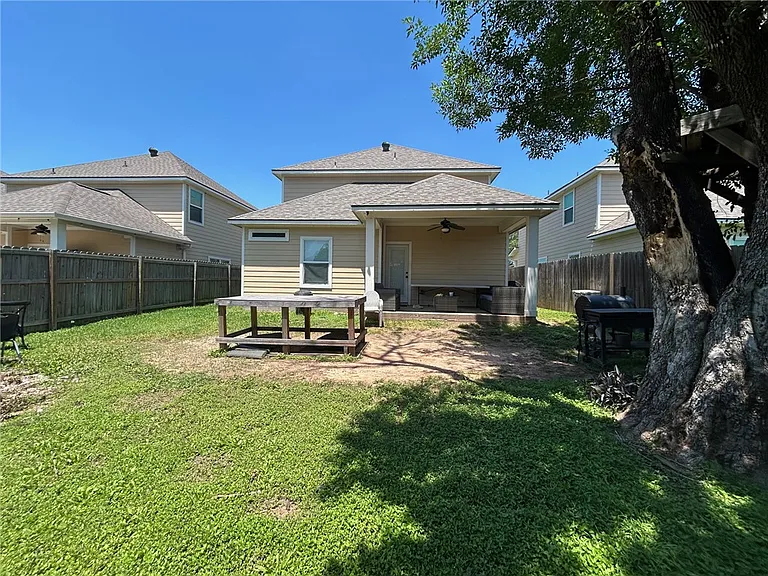 1418 Holleman Dr — Photo 10