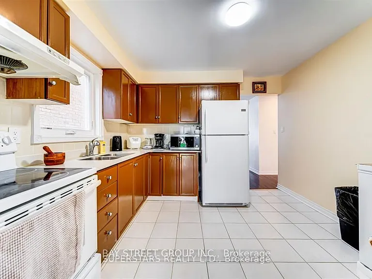 22 Cardwell Ave — Photo 3