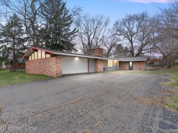 1014 S Adelaide St, Fenton, MI 48430