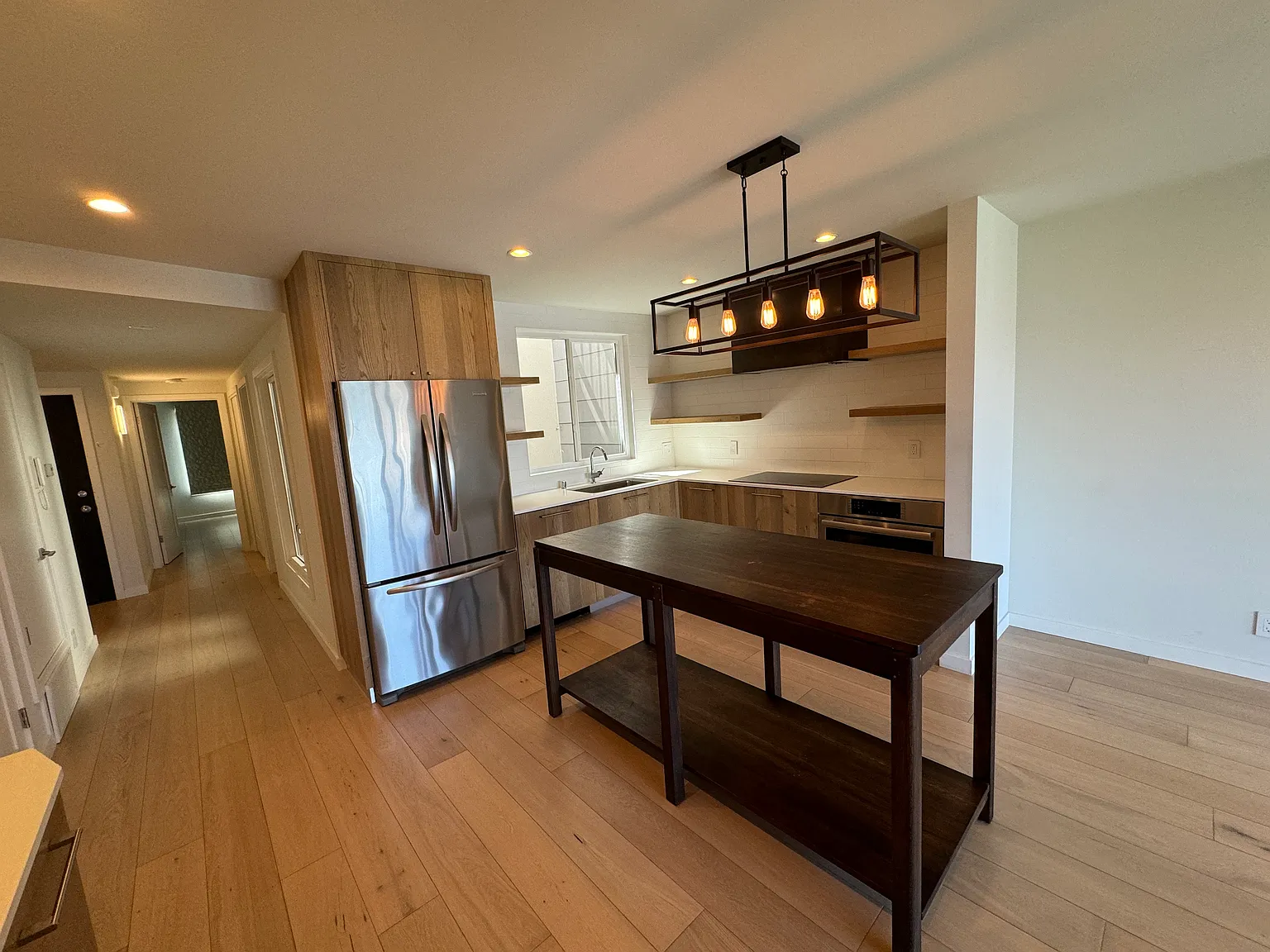 1 bed, 1.0 bath, 865 sqft, $6,500 — Photo 2