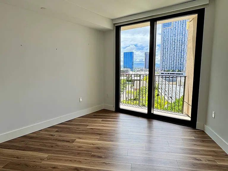 987 Queen St #1013 — Photo 3