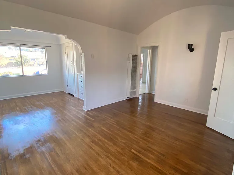 1134 N Evergreen Ave — Photo 3