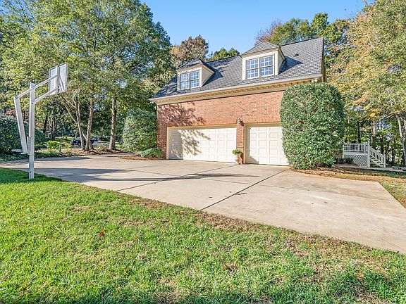 Side view/ 3 car garage