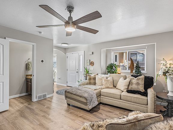 5th image of 842 N Sapphire St