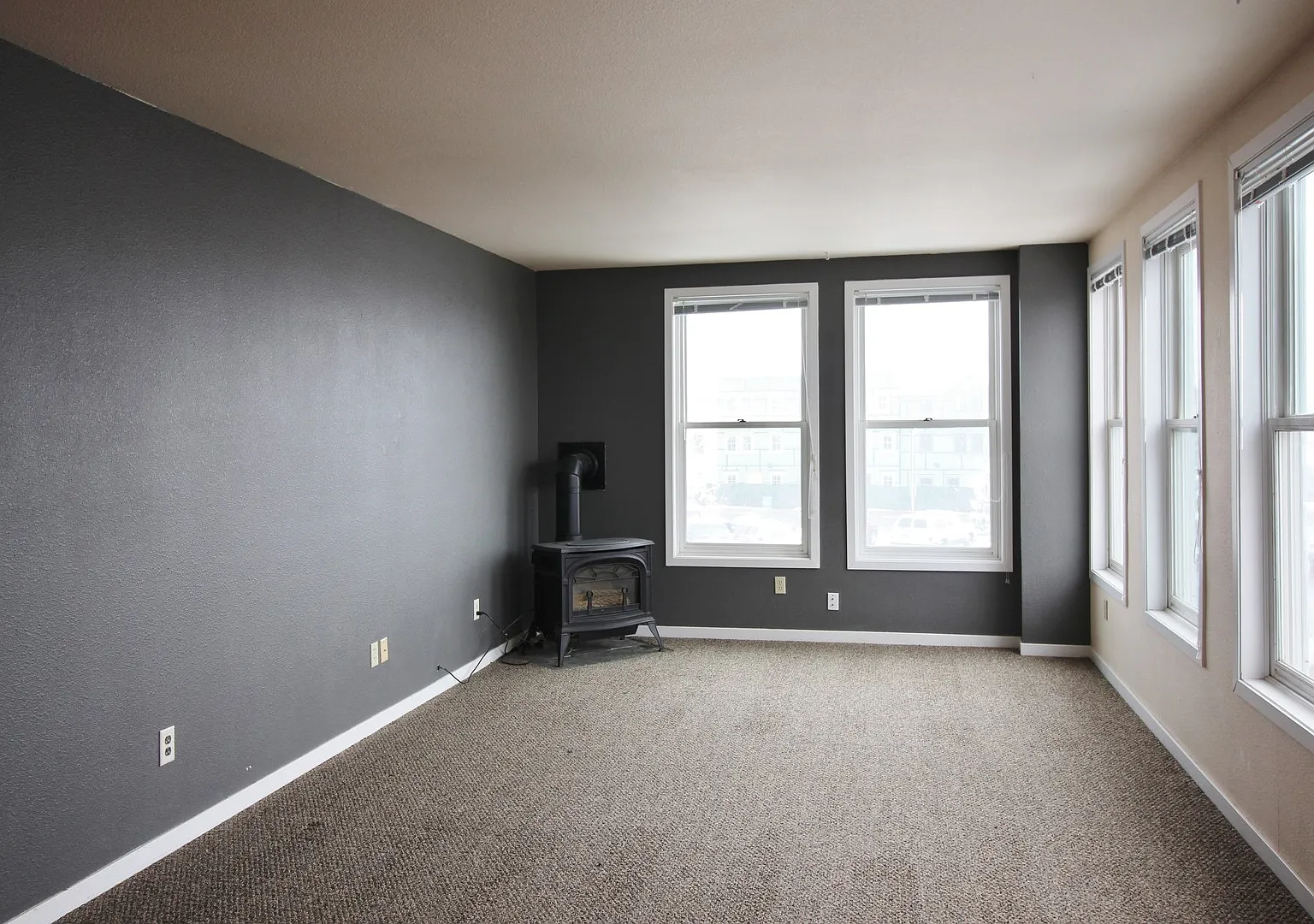Spacious one bedroom, one bath apartment in town. — Photo 2