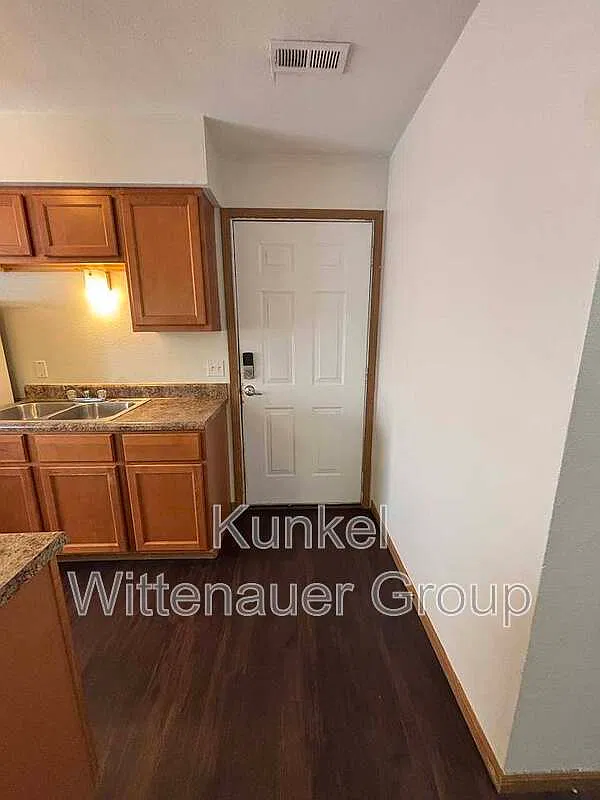 2 bed, 1.0 bath, 900 sqft, $775 — Photo 3