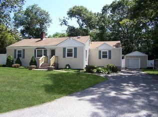 4 Loretta Ct, Coram, NY 11727