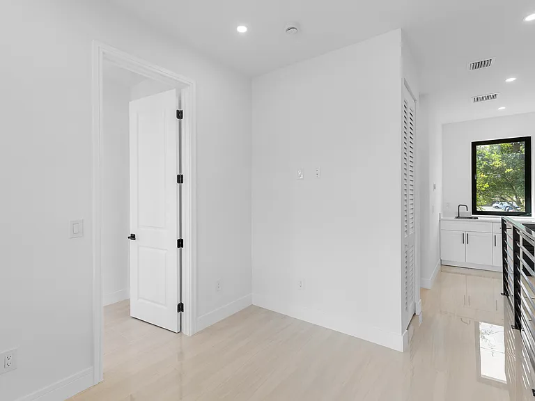 6995 NW 30th Ter — Photo 10