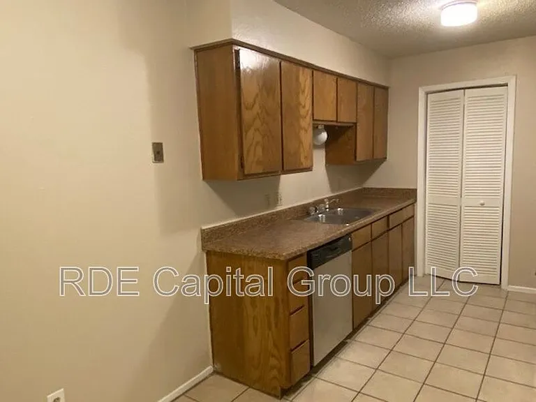 434 NW 23rd St — Photo 4