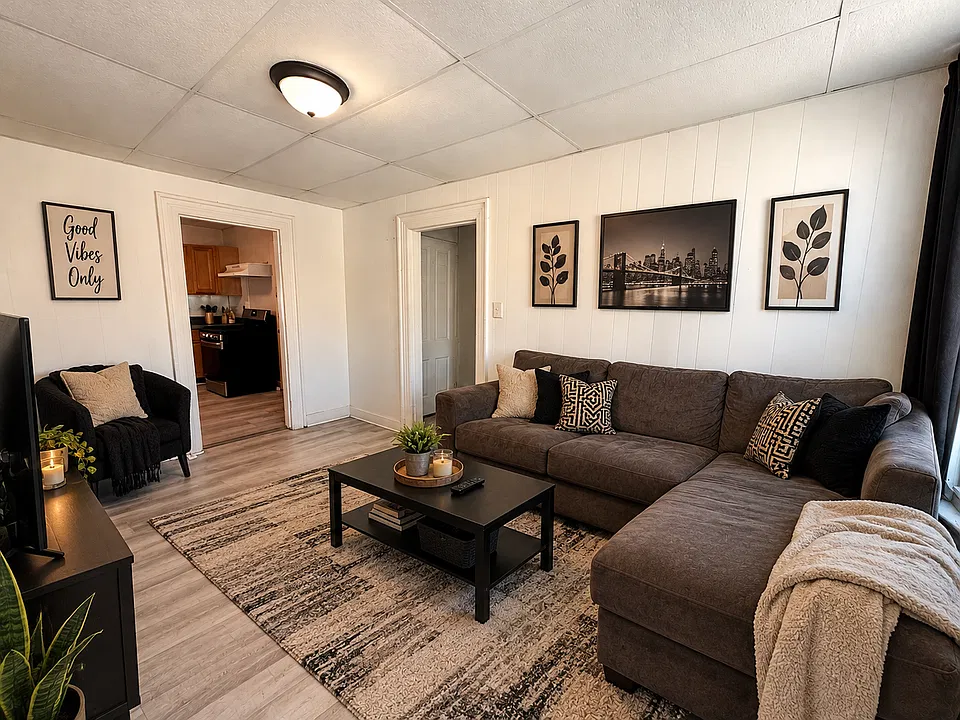 470 W King St