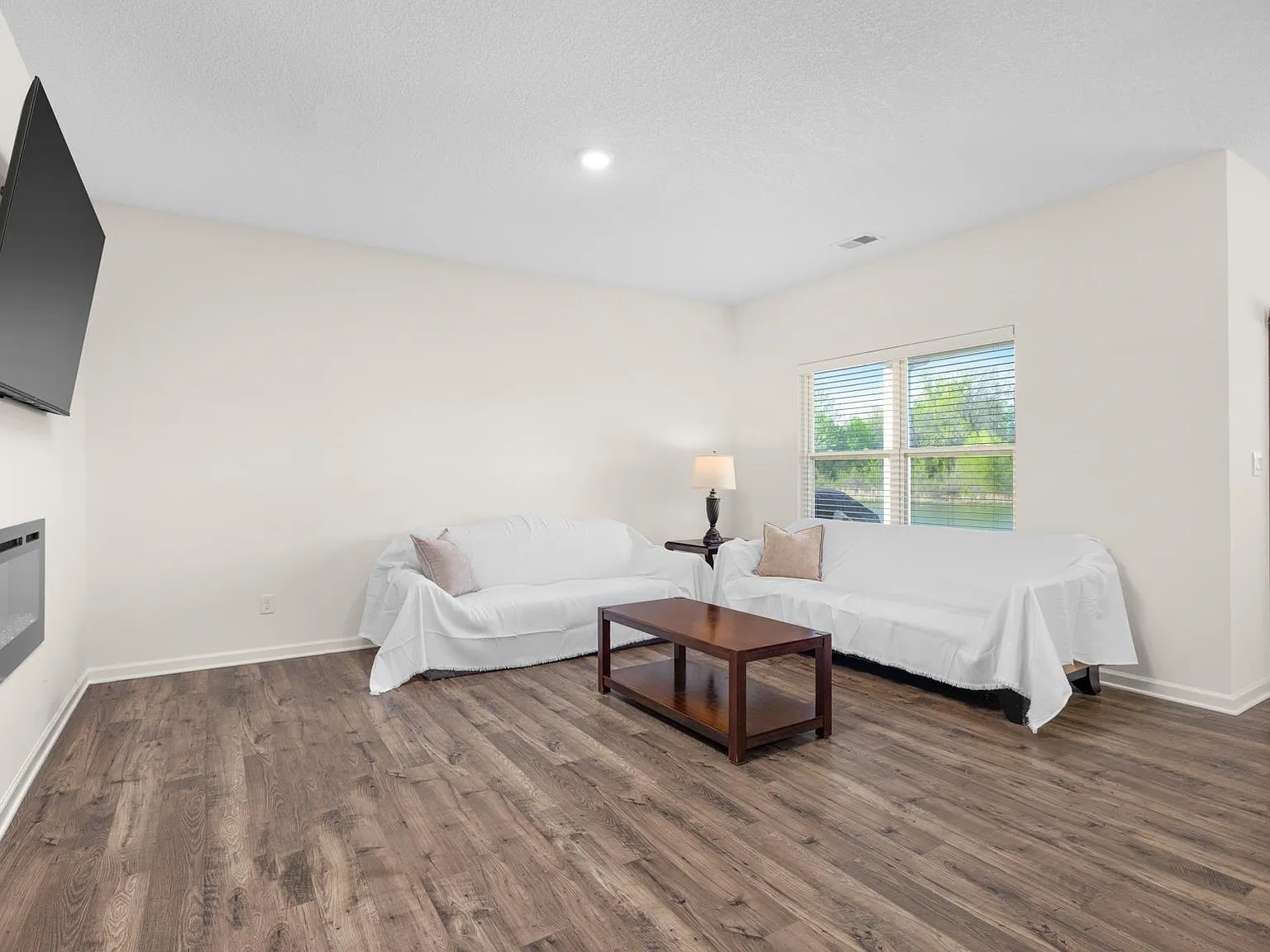 3 bed, 2.0 bath, 1667 sqft, $2,200 — Photo 3