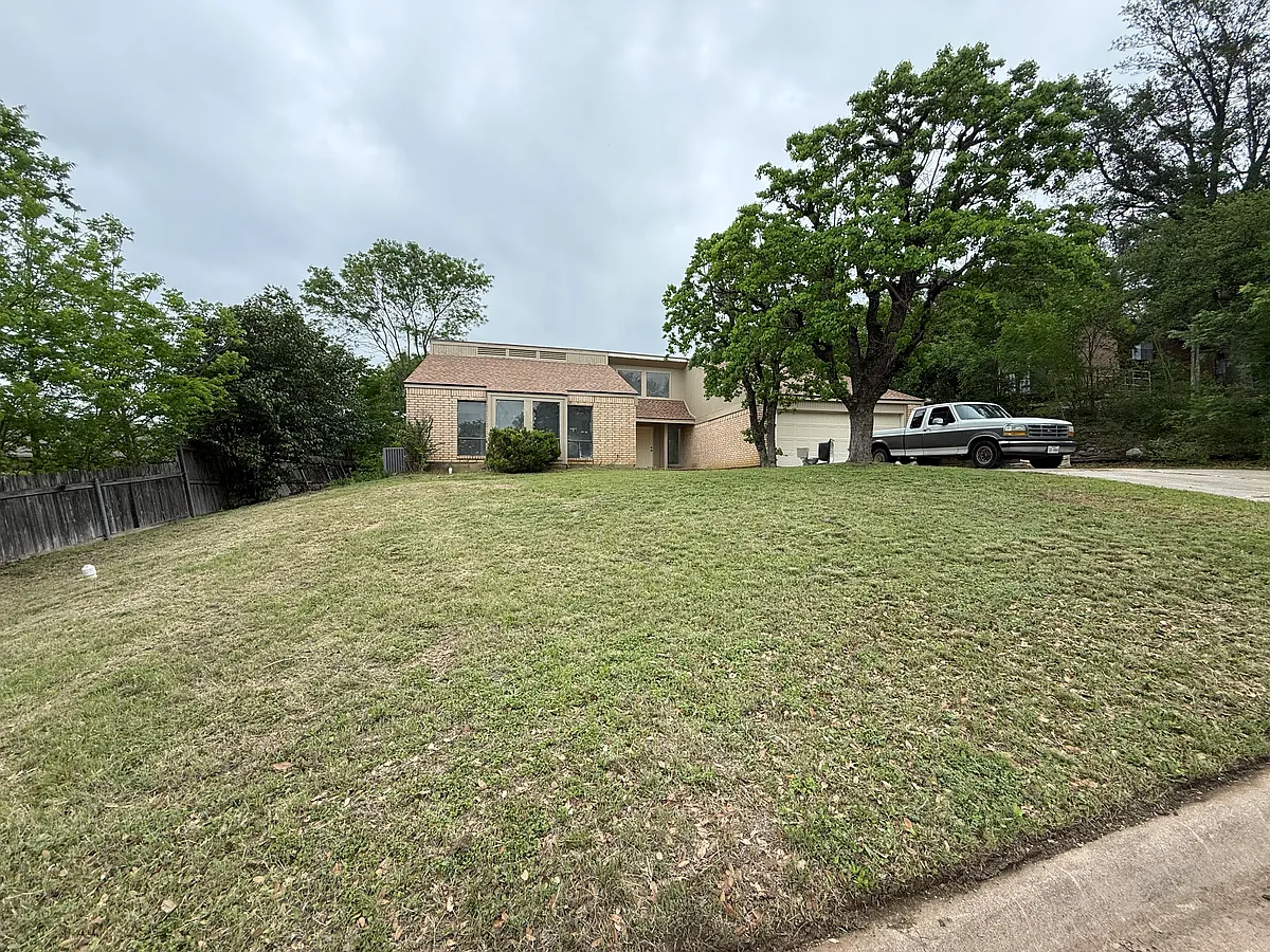Building Photo - 4010 Robinhood Dr