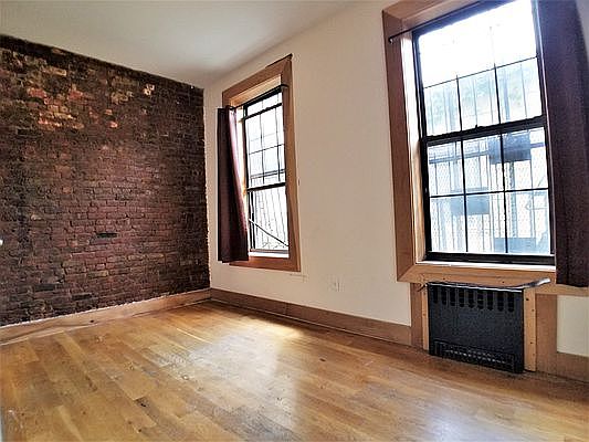 3rd image of 360 Franklin Ave APT 1R