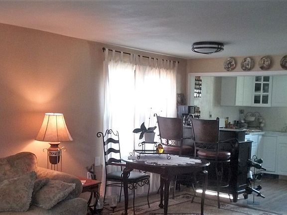 5th image of 312 N Town St