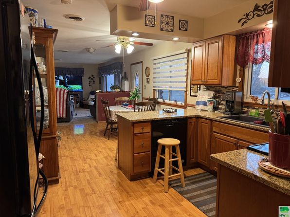 612 Olive Dr, Vermillion, SD 57069