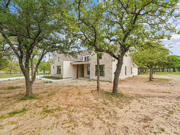 2nd image of 1000 Bluebonnet Rdg