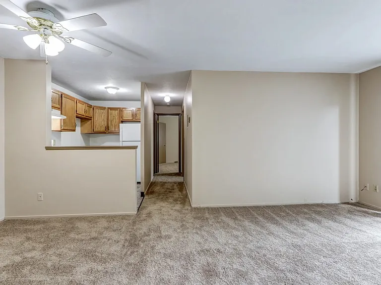 Ellacott Parkway Apartments — Photo 33