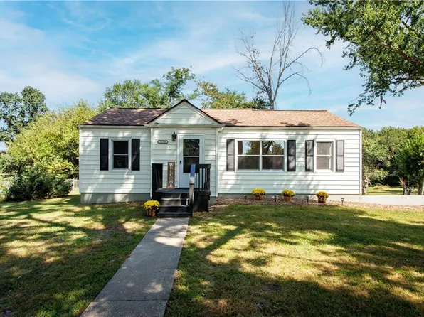 31708 E Sundown Valley Rd, Buckner, MO 64016