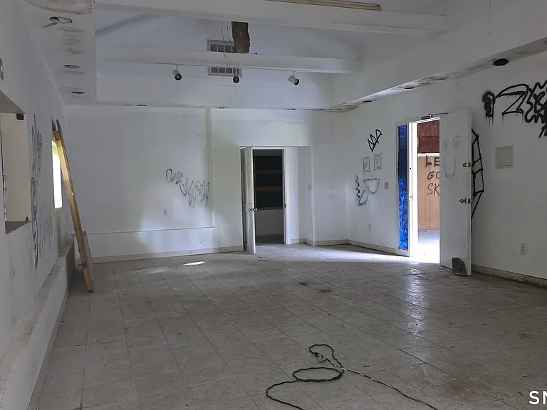 782 Center St — Photo 37