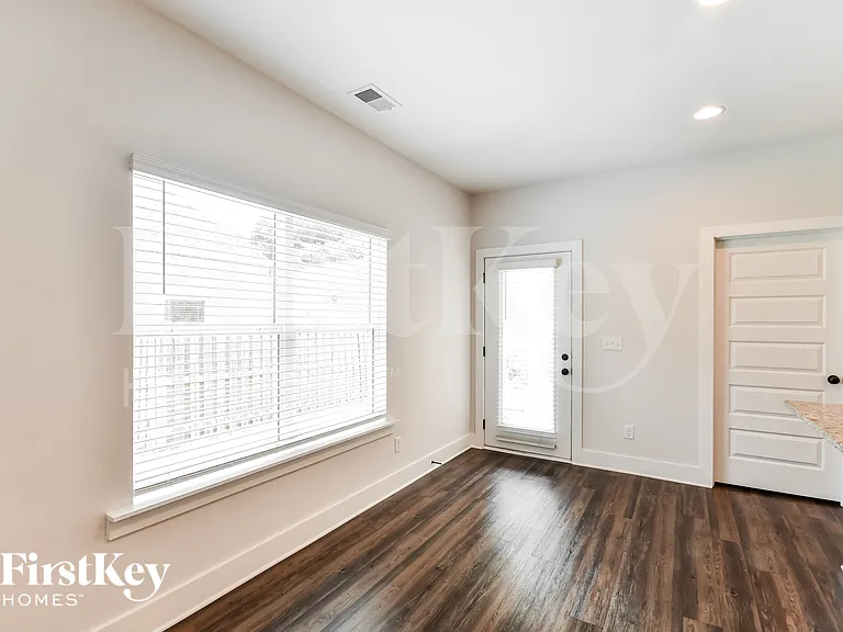 1410 Woodridge Pl — Photo 5