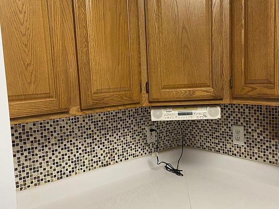 3rd image of 909 Meadow Ct