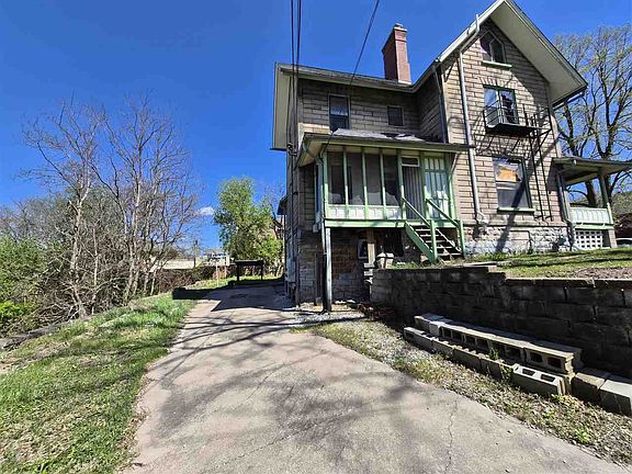 4th image of 802 E Washington St