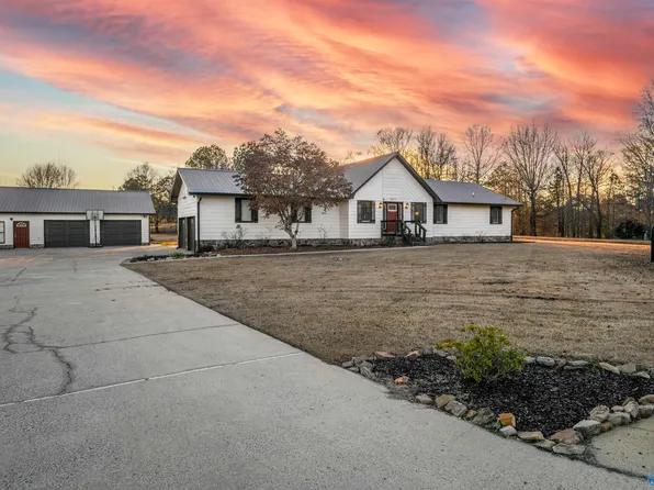 6077 Gwindale Ln, Hokes Bluff, AL 35903