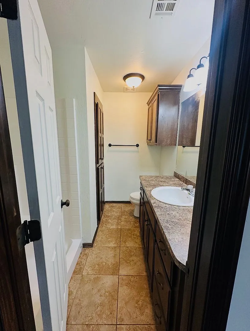 3br 2ba duplex with 2 car garage! — Photo 4
